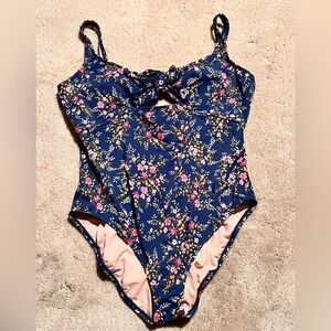 Slimming one-piece swimsuit with keyhole